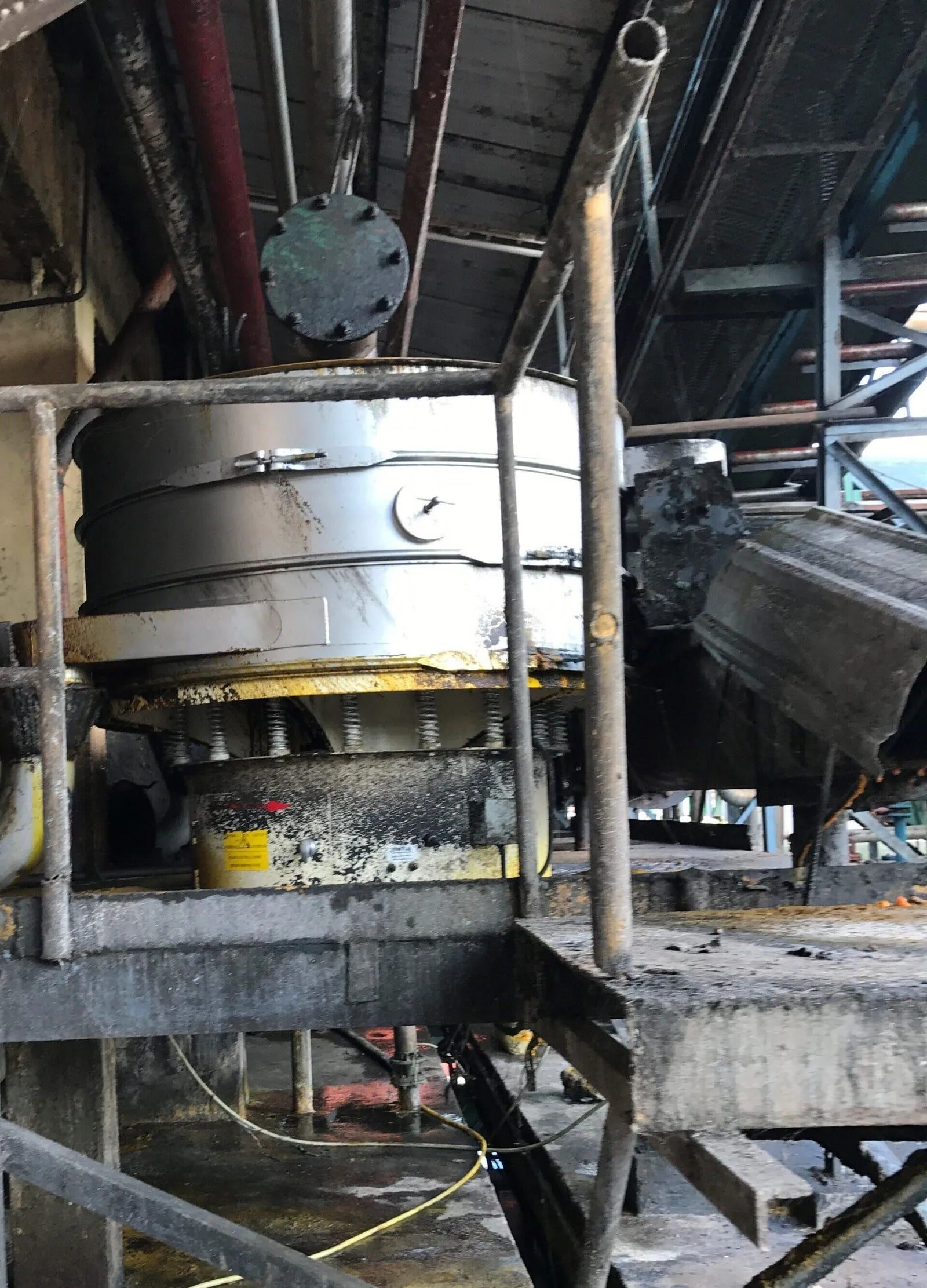 Cake discharge unit under a filter