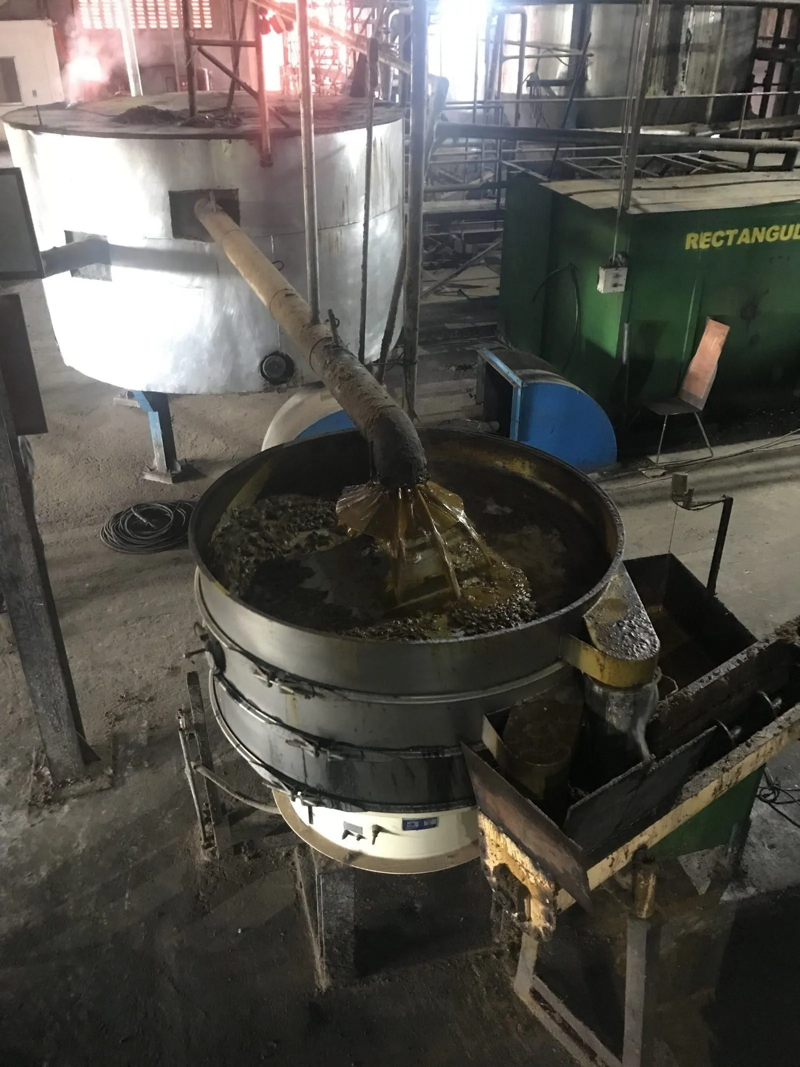 Vibrating screen separating discharged cake