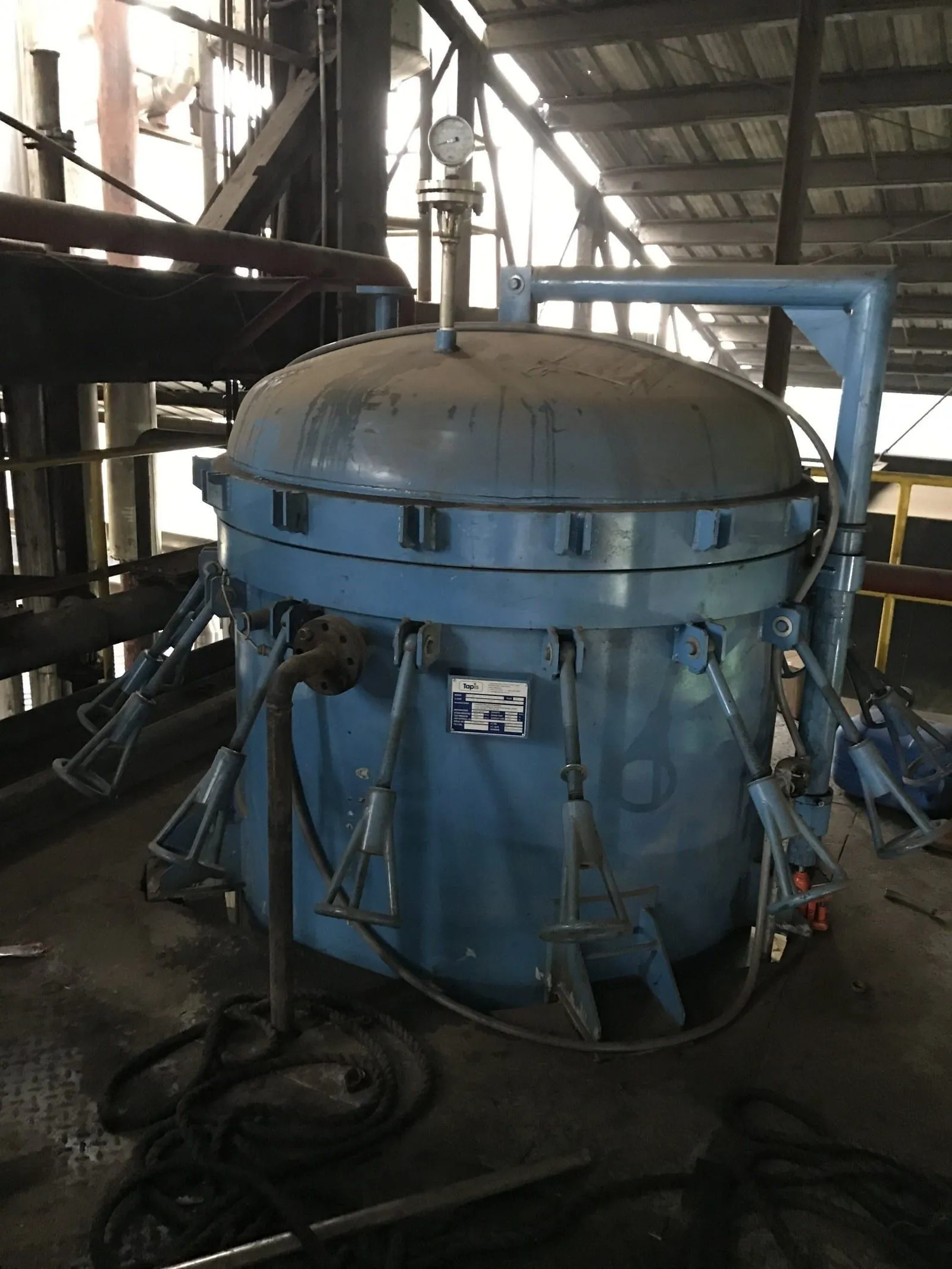 Pressure leaf filter installed in a process building