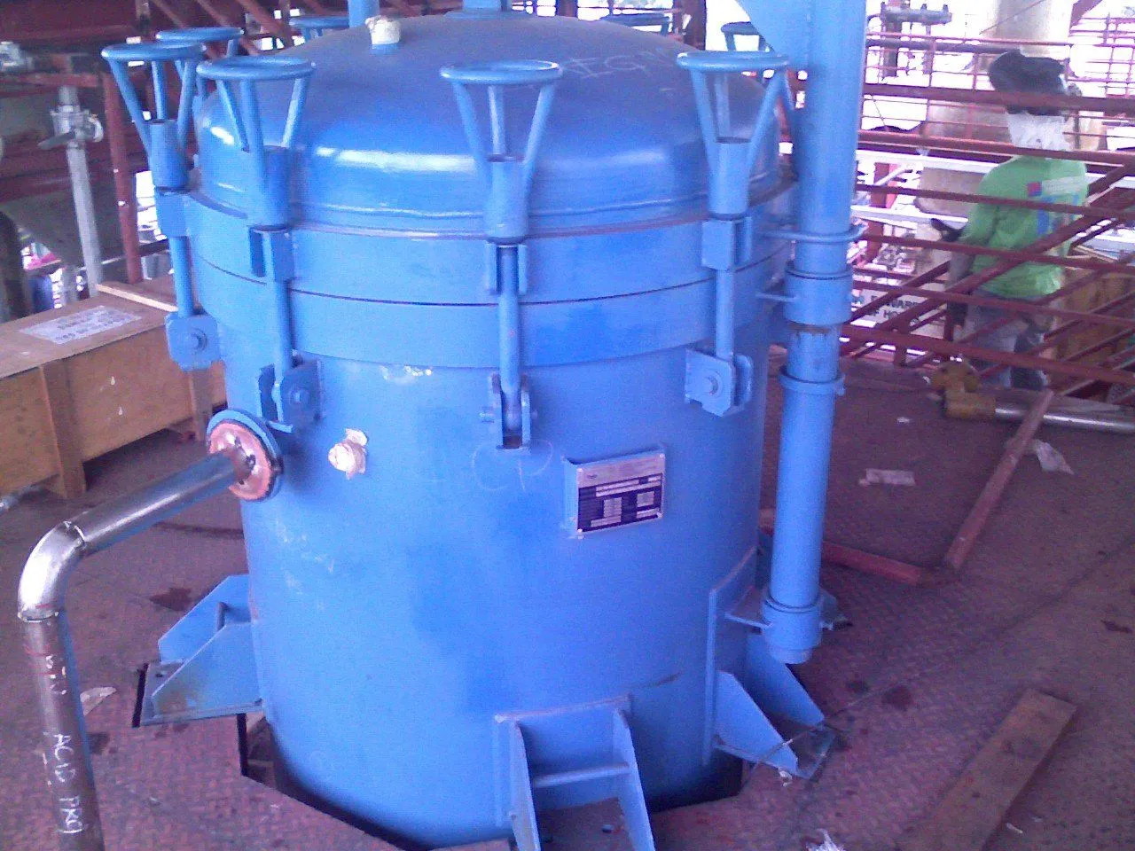 Vertical pressure leaf filter with quick-opening lid
