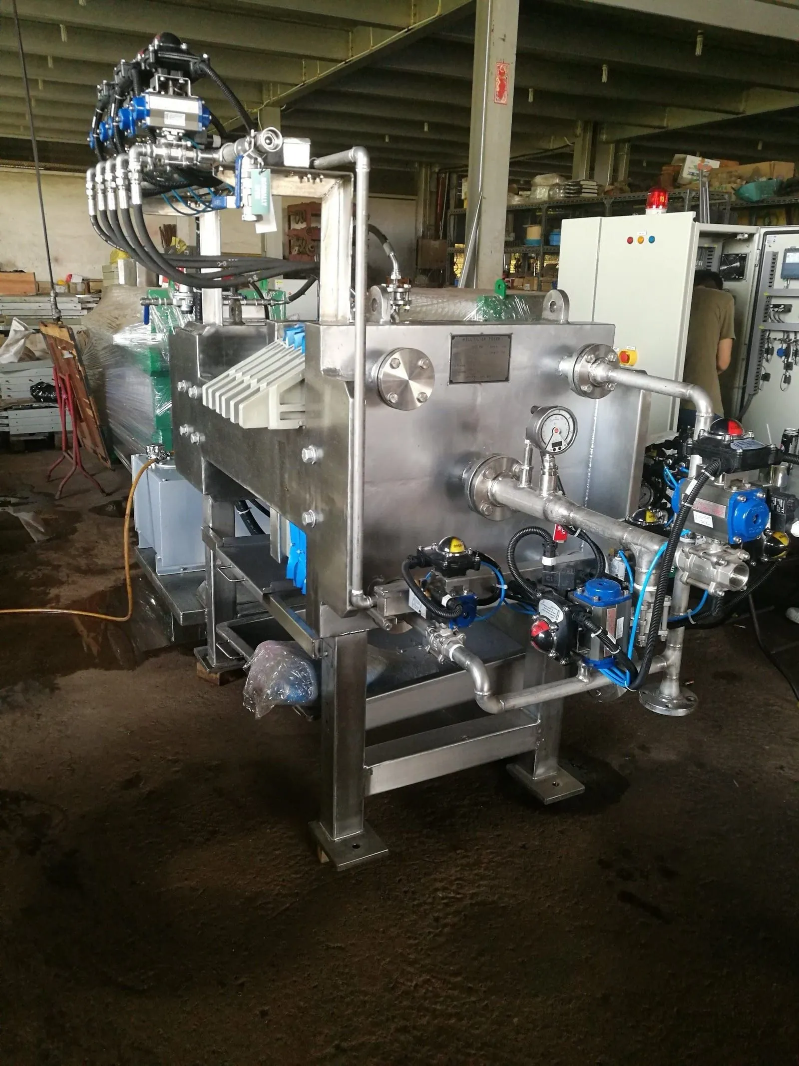 Skid-mounted portable filtration unit