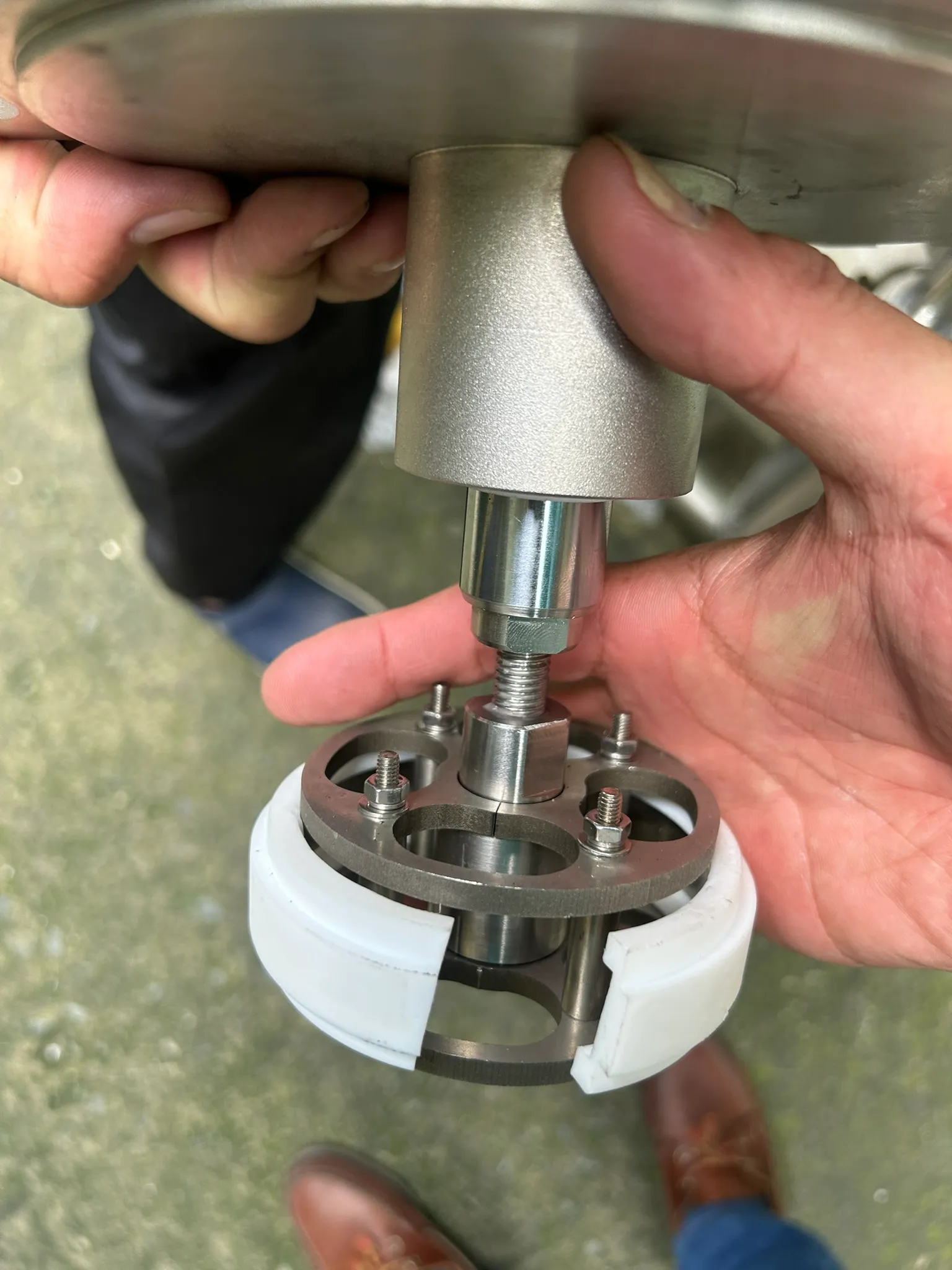 Scraper assembly from a self-cleaning filter